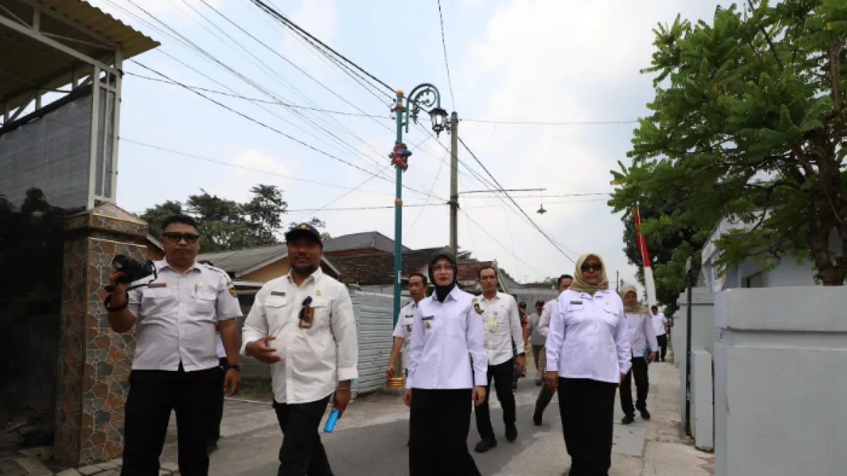 BEBAS BANJIR: Dari kiri, Kepala Dinas Perkim M. Anang Kurniawan, Wali Kota Vinanda Prameswati, Pj Sekda Endang Kartika Sari dan sejumlah pejabat saat mengecek kawasan di Kelurahan Ketami yang dibangun drainase dan dipercantik dengan program beautifikasi.   