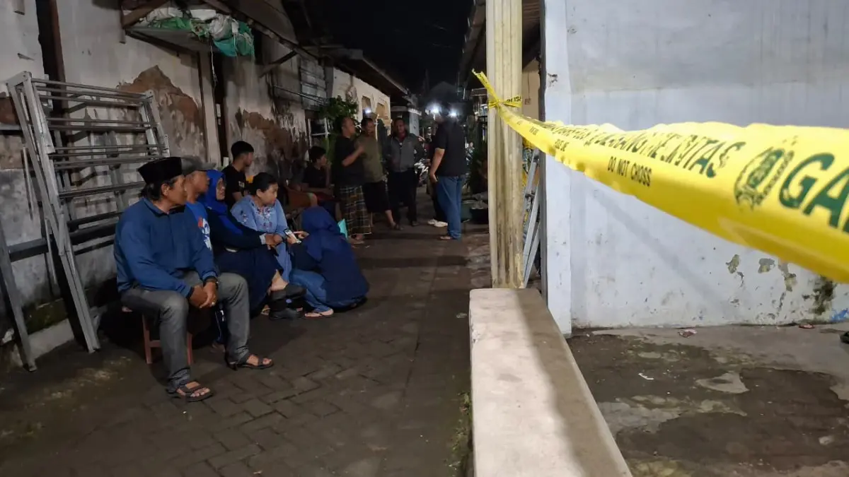 DUKA MENDALAM : Warga sekitar berkumpul di area rumah korban. (ASAD MS/JPRK)