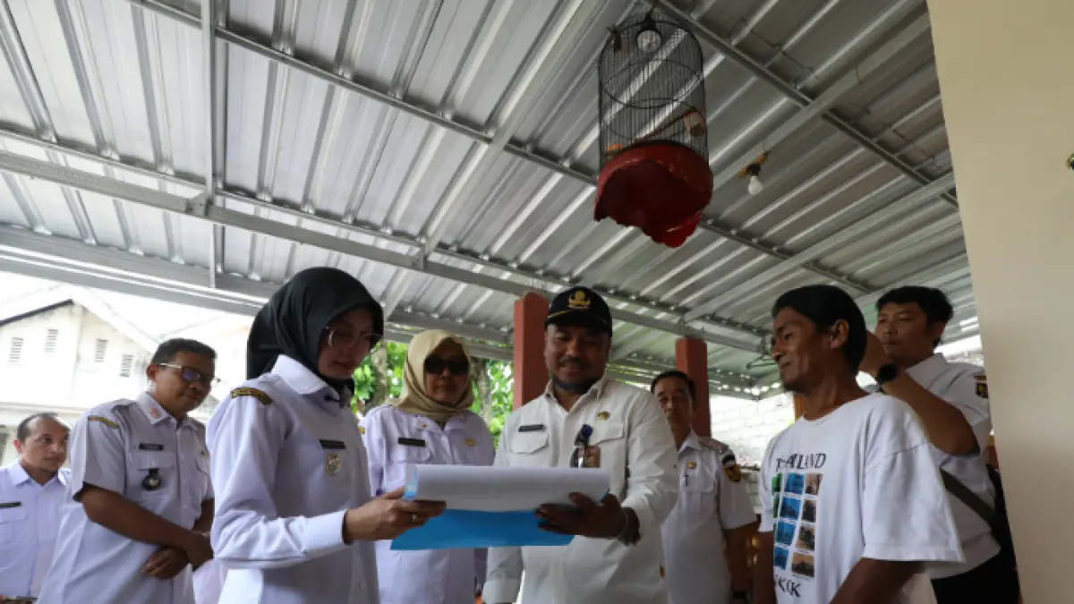 IKON BARU: Wali Kota Kediri Vinanda Prameswati mengecek denah kawasan kumuh di Kelurahan Ketami, Pesantren yang kini dipermak jadi kawasan bersih dan cantik lewat program TPPKT kolaborasi Pusat dan daerah.