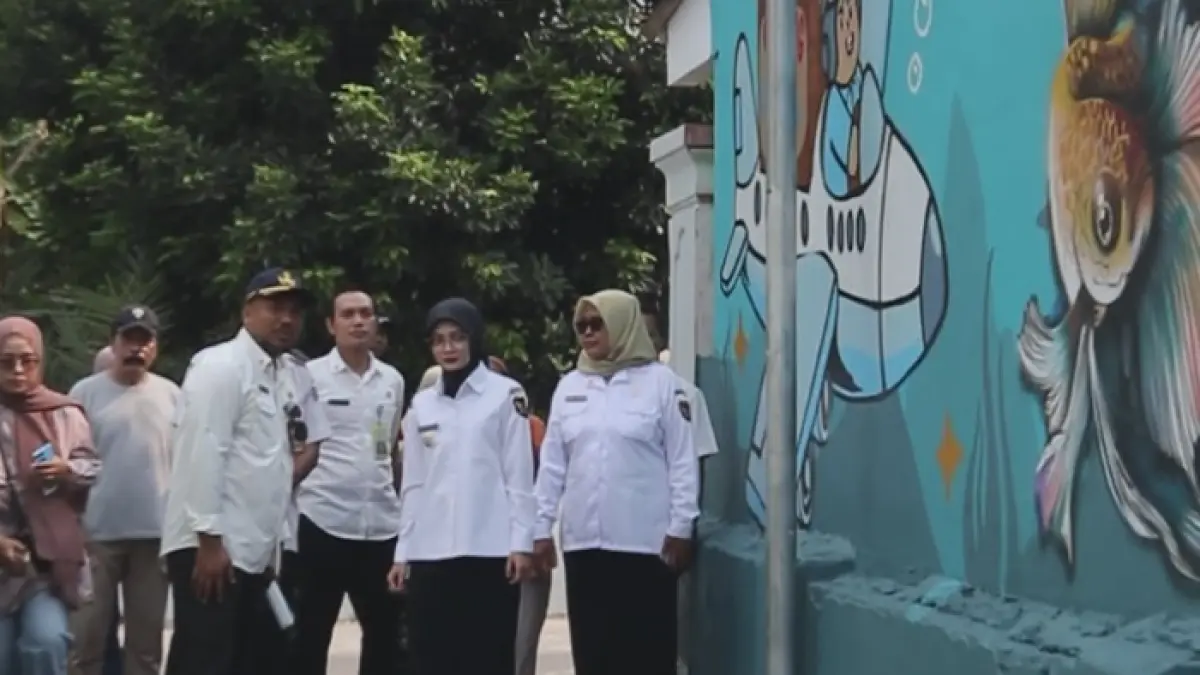 KAWASAN CANTIK: Wali Kota Vinanda Prameswati dan rombongan mengecek salah satu kawasan dengan paving dan dinding bermural yang kini bersih dan memikat.