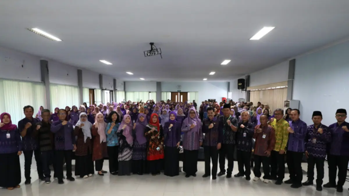 PENDIDIKAN TERBAIK: Wali Kota Vinanda Prameswati (10 dari kanan), Pj Sekda Endang Kartika Sari (9 dari kanan), Kadisdik Mandung Sulaksono (8 dari kanan) bersama para pejabat berkomitmen mewujudkan SPMB yang lebih baik lagi di tahun ajaran 2026/2027 ini.