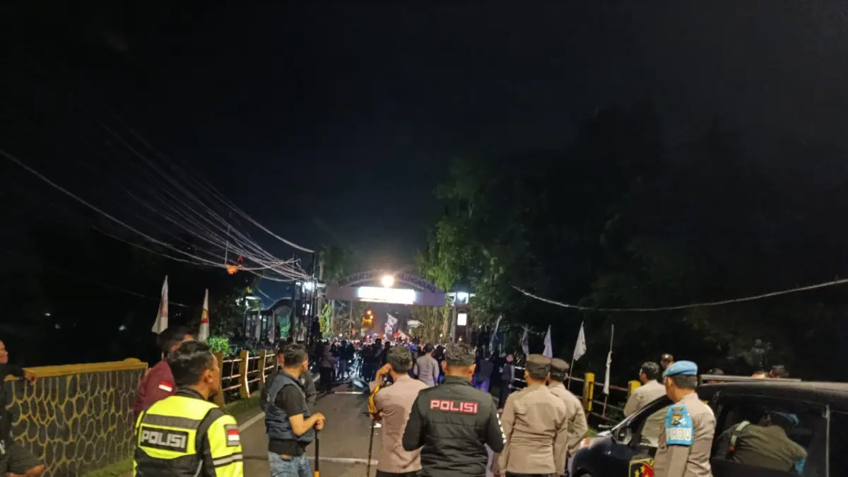 Polisi melalukan penyekatan di Kras Kediri.