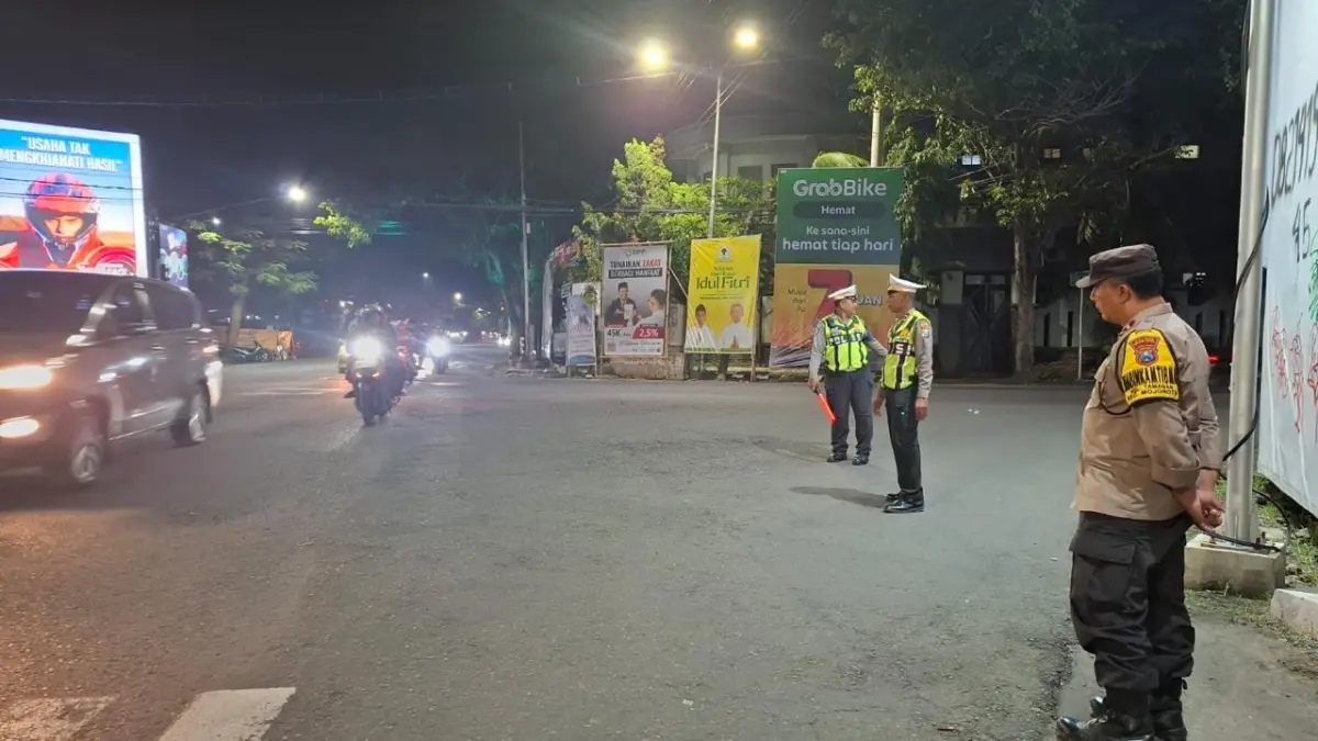 Satlantas Polres Kediri Kota melakukan pengamanan jalur yang dilalui rombongan perguruan silat di simpang empat veteran. (Satlantas Polresta for JPRK)