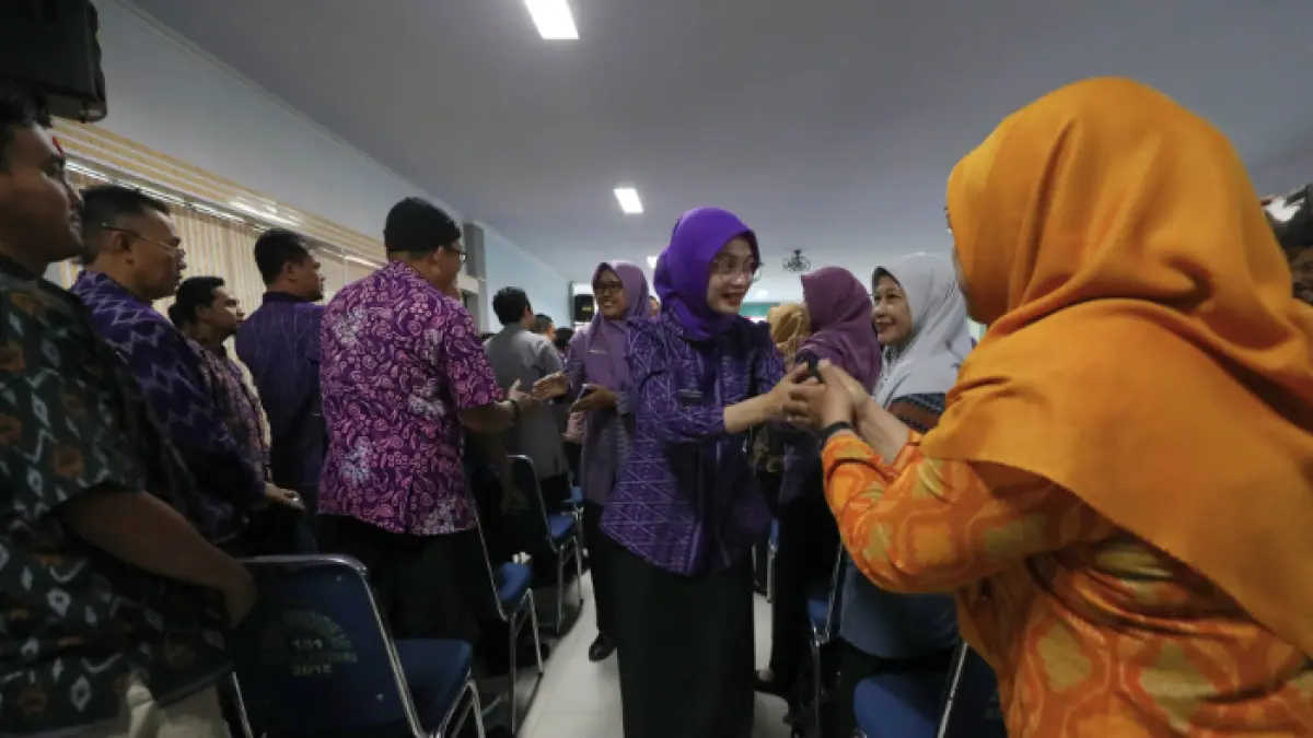 SOSIALISASI: Wali Kota Vinanda Prameswati menyapa para kepala sekolah yang kemarin mengikuti sosialisasi SPMB di Aula Ki Hajar Dewantara Dinas Pendidikan Kota Kediri