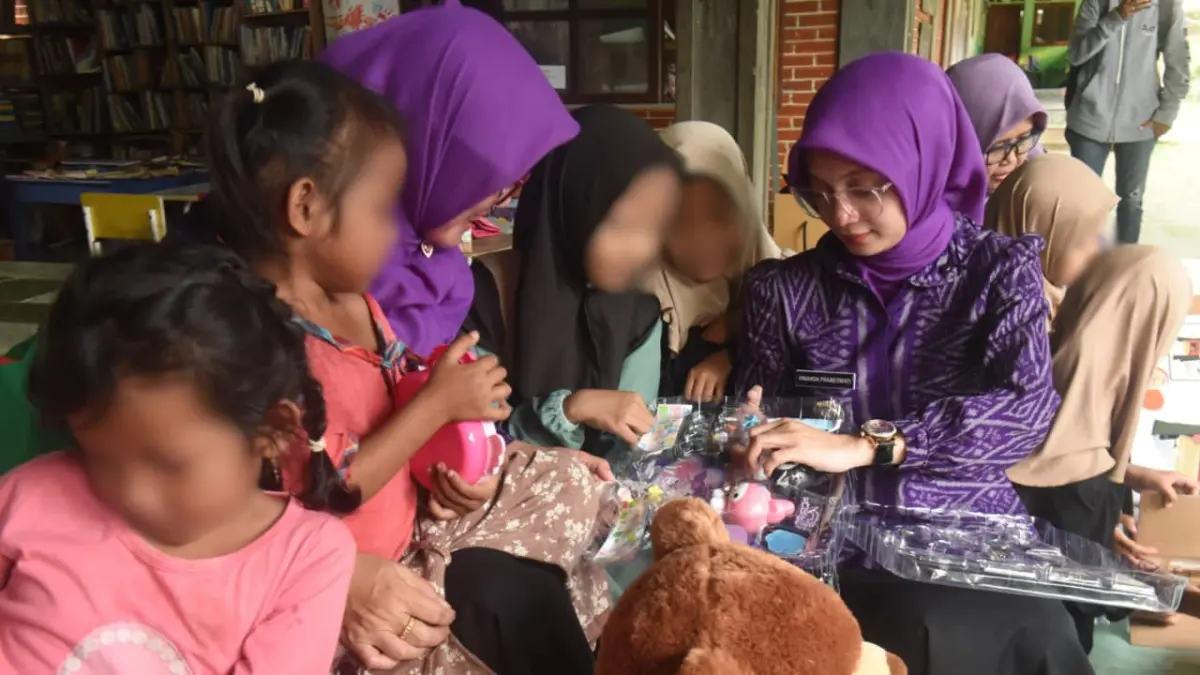 Wali Kota Kediri Vinanda Prameswati saat bersama anak-anak terdampak kekerasan di Yayasan Sahhala, Mojoroto. (Foto: Istimewa)