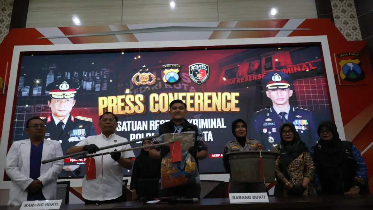 BEBER BUKTI: Kasatreskrim Polres Kediri Kota AKP Achmad Elyasarif Martadinata menunjukkan paralon dan kayu yang digunakan untuk memukul MAM, 4, hingga berujung kematiannya pada Rabu (15/4) sore. (Wahyu Adji/JPRK)