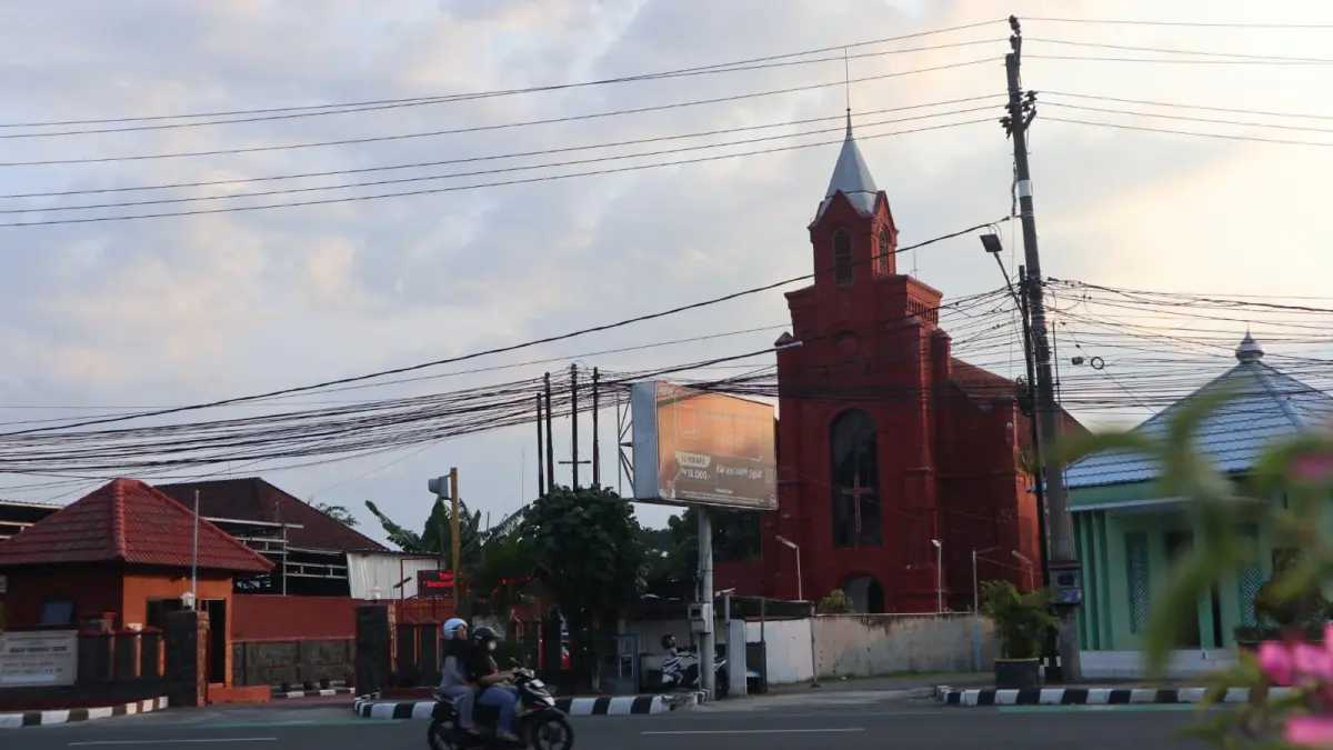 CAGAR BUDAYA: Gereja Merah Kediri diusulkan naik tingkat menjadi cagar budaya peringkat nasional di tahun 2026, menyusul Jembatan Lama yang sudah lebih dulu berstatus cagar budaya tingkat nasional. (Foto: Ayu Isma)