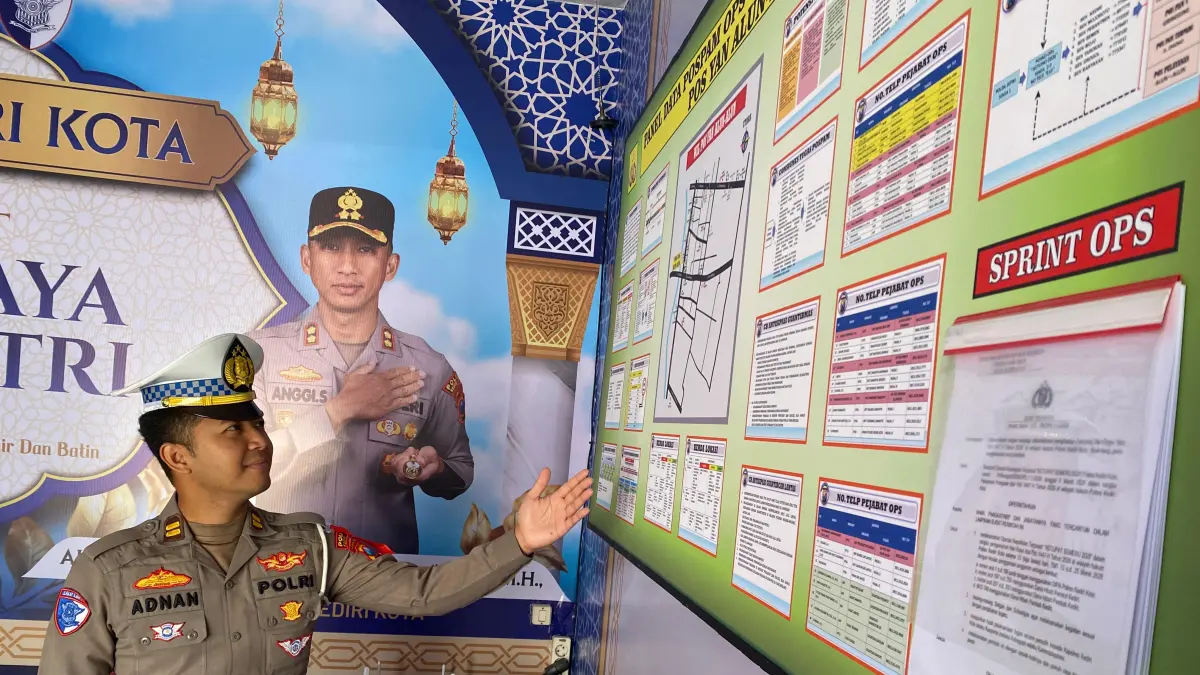 Sosok Iptu M. Adnan Kohar Kanit Regident Satlantas Polres Kediri Kota menunjukkan Peta Kota Tahu saat Lebaran 2026. (Hilda Nurmala Risani/JPRK)