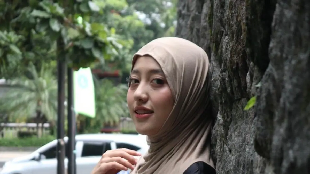 STYLISH : Seorang perempuan mengenakan pashmina kaos. Terlihat elegan dan stylish. (ASAD MS/JPRK)