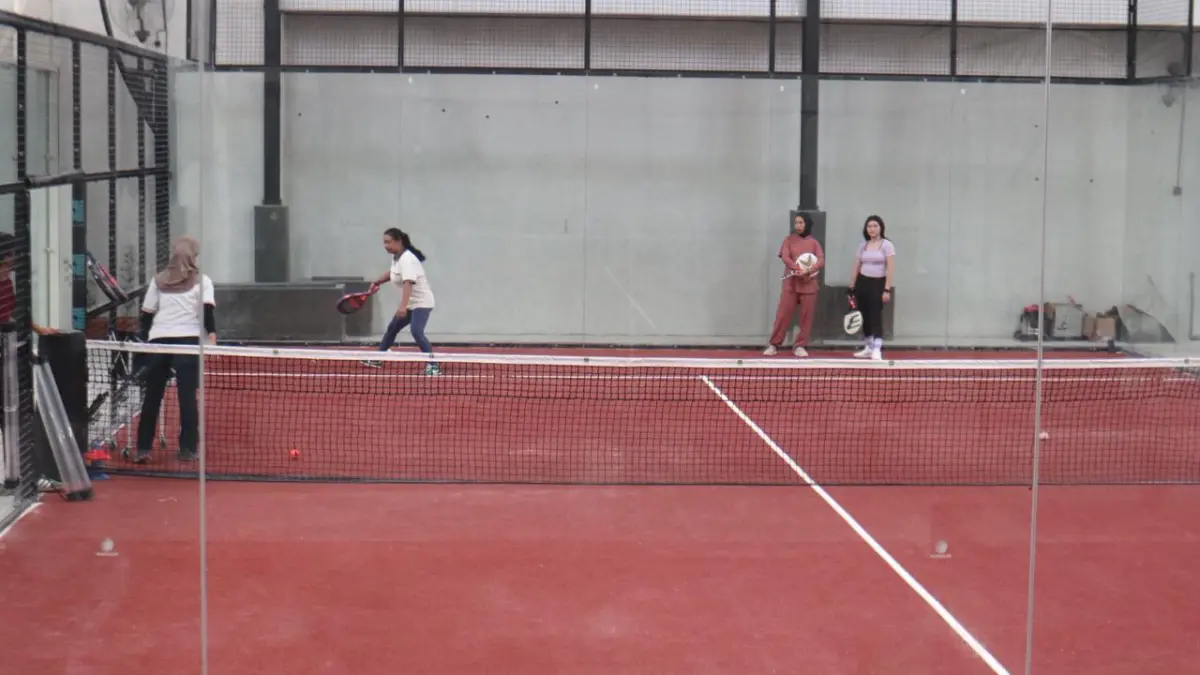 Olahraga padel di Kota Kediri. (FOTO: Emilia Susanti/JPRK)