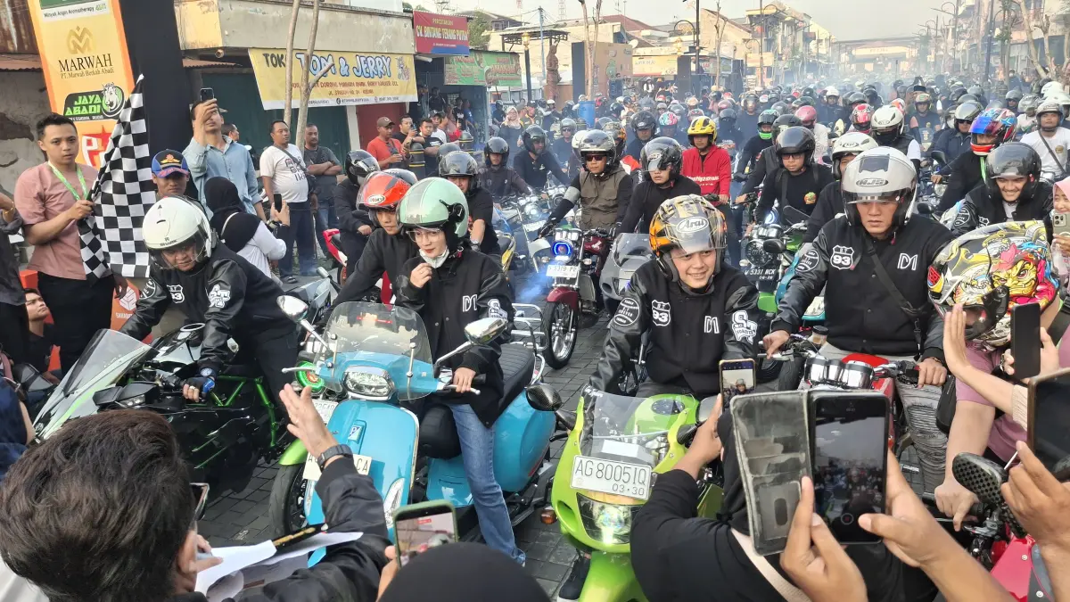 Wali Kota Vinanda, Gus Iqdam, dan tamu undangan lain mengikuti touring religi. (Asad MS)