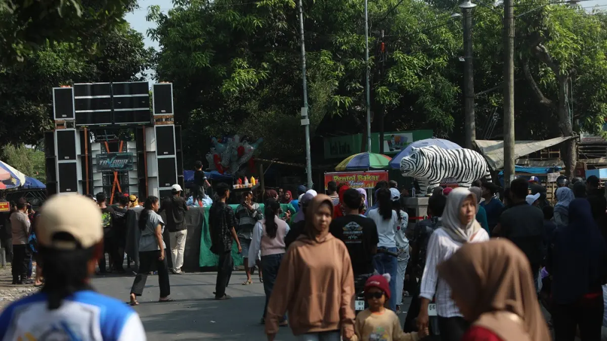 

HIBURAN: Sejumlah pengunjung menyaksikan pentas DJ diiringi sound dan beberapa warga yang berjoget di area patung macan Desa Balongjeruk, Kunjang pada Minggu (19/4) kemarin. (Foto: Wahyu Adji)