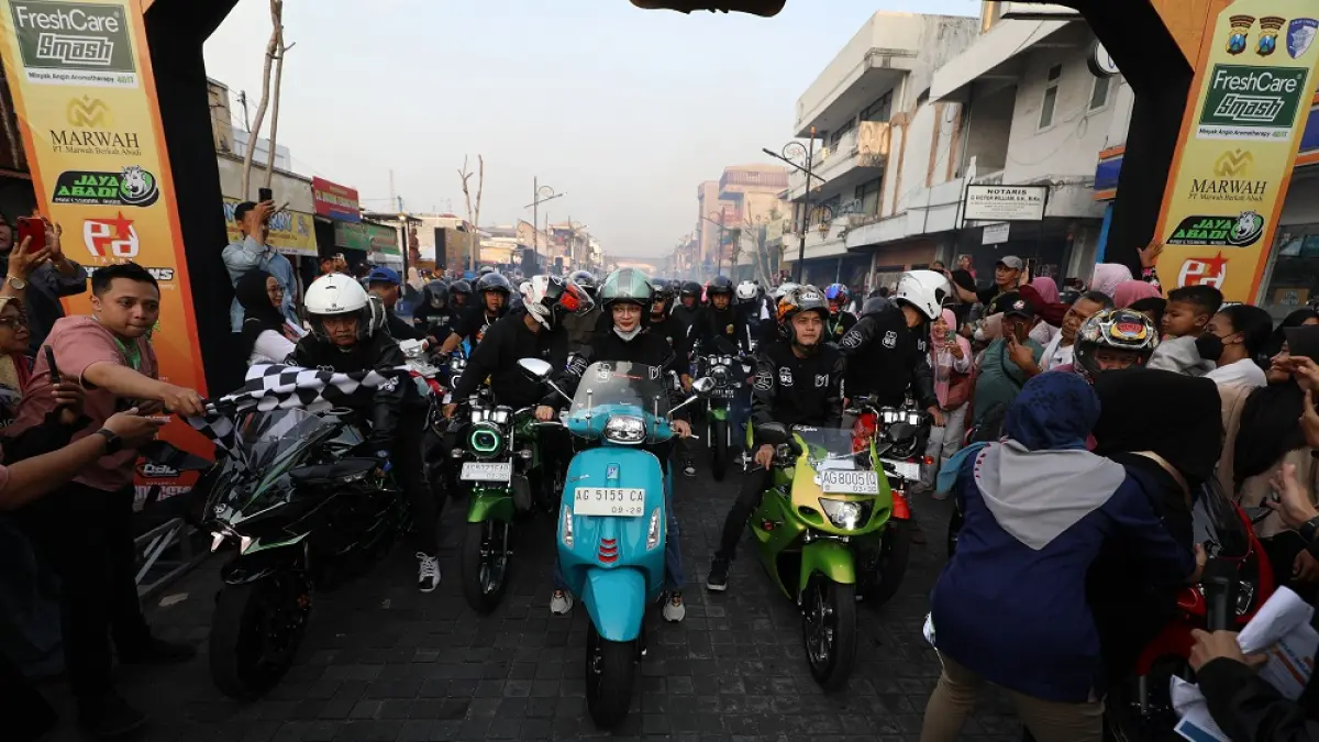 
KENALKAN KEDIRI: Wali Kota Vinanda Prameswati (matic biru), Gus Iqdam (motor hijau) dan Wabup Blitar Beky Hadihansah (helm putih) bersiap berangkat ke Blitar dalam rangkaian Touring Religi kemarin sore (19/4). (Foto: Wahyu Adji)

&nbsp;