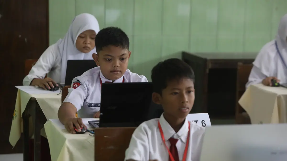 Pelajar SDN Gampengrejo mengikuti TKA gelombang pertama, Senin (20/4). Beberapa sekolah harus dibantu pemenuhan sarprasnya dengan dipinjami laptop guru. (Foto: Wahyu Adji)