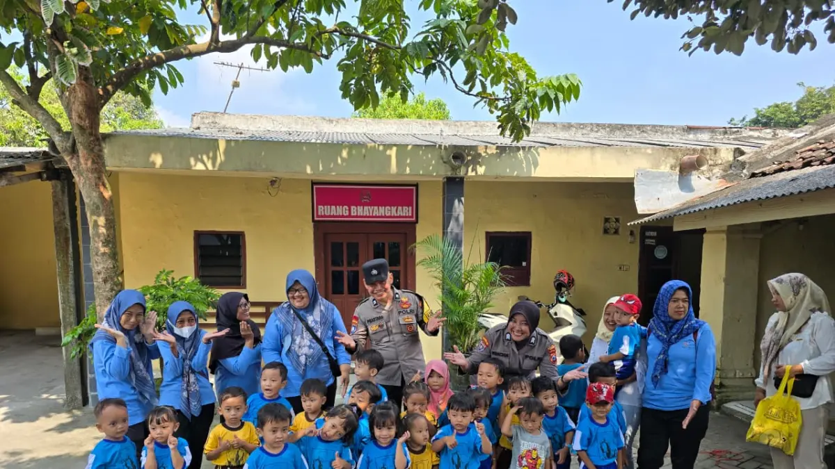 Polsek Gurah yang dikunjungi anak-anak TK