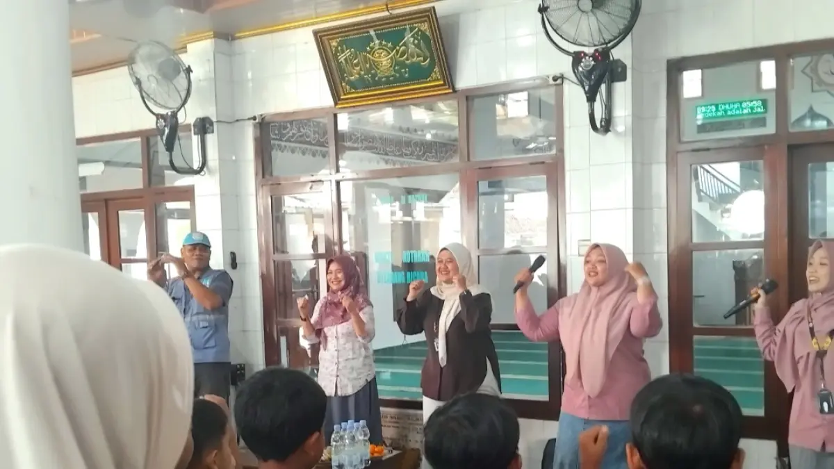 PULIHKAN TRAUMA: Sejumlah anak-anak mengikuti senam dan permainan yang dipandu tim trauma healing dari Unit PPA Kota Kediri di masjid Kelurahan Ngronggo, Kota Kediri (19/4). (Diana Yunita)

