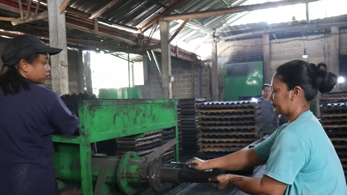TERSENDAT: Pekerja di sentra industri arah Dusun Tondomulyo, Desa Gadungan, Puncu memproses pembuatan briket arang yang diekspor ke Timur Tengah.