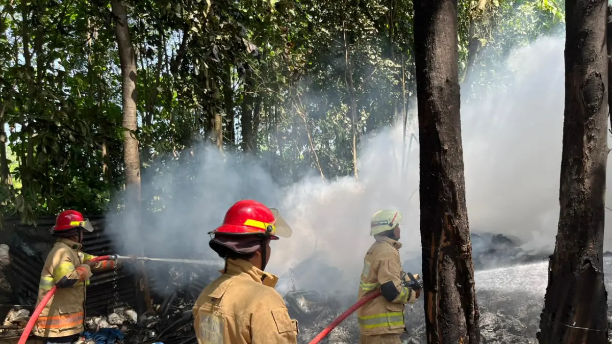 Tim Damkar Kabupaten Kediri memadamkan api di gudang rosok Plosoklaten