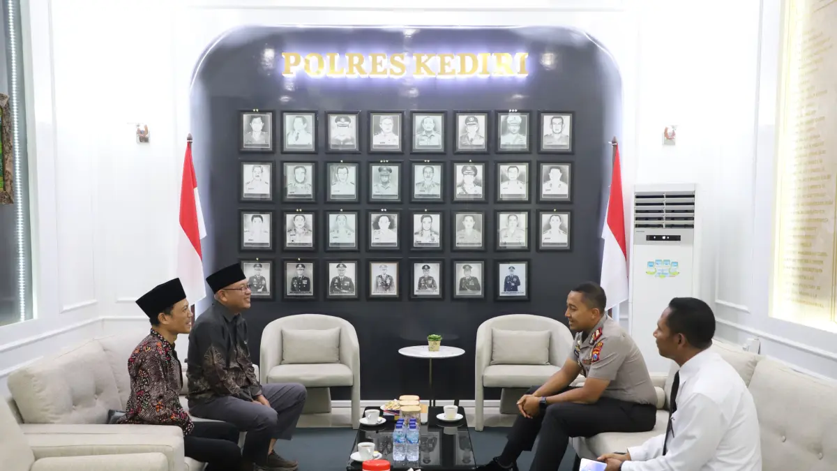 Kapolres Kediri besama Kasatintel Polres Kediri sedang berdialog dengan pengurus  PJDBI 