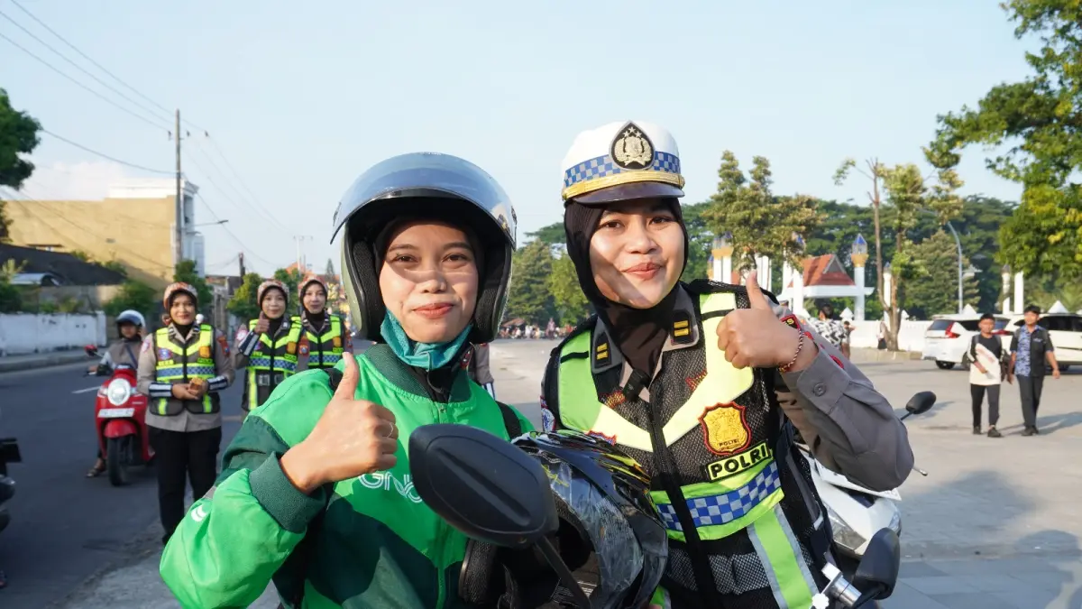 Momen Hari Kartini, Satlantas Polres Kediri beri imbauan dan edukasi serta memberikan helm ke ojol perempuan 