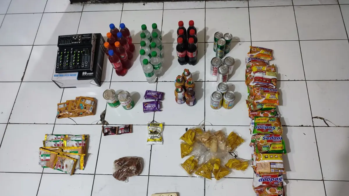 POLSEK GAMPENGREJO UNTUK JPRK
BARANG BUKTI: Polisi mengamankan barang hasil curian yang dilakukan di salah satu warung di Bendung Gerak Waruturi.
