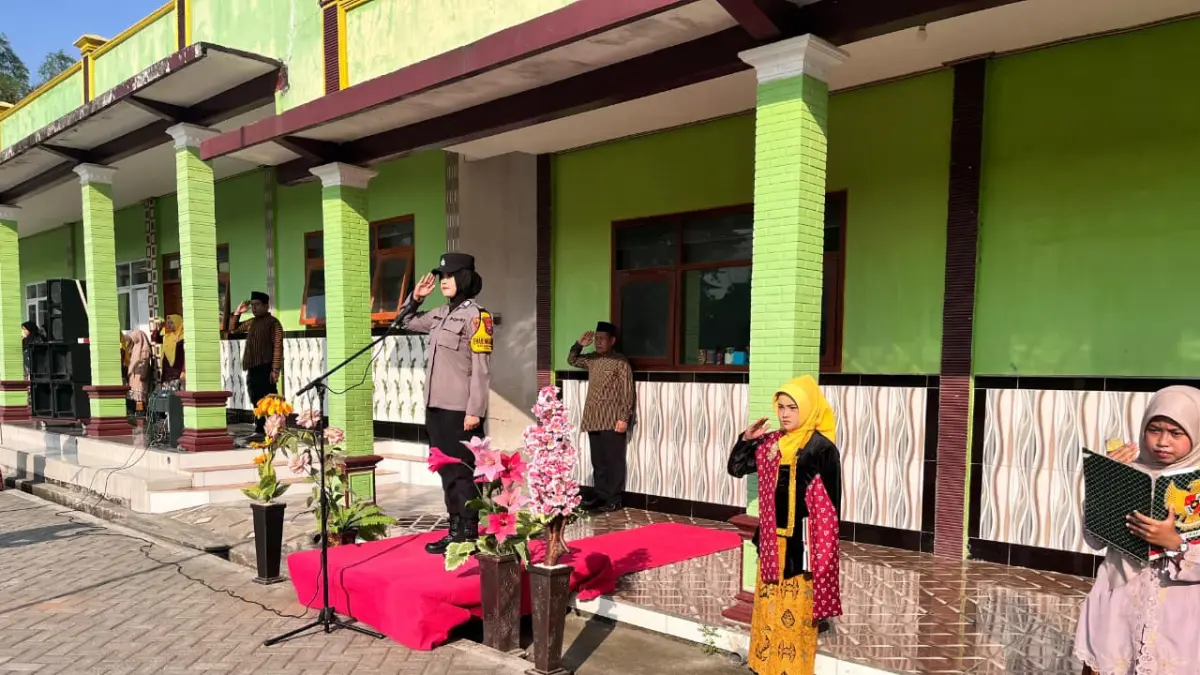 Polwan Brigadir Yassyntha Wienedyanesia Marjoko, memberikan berbagai imbauan pada siswa saat momen Hari Kartini