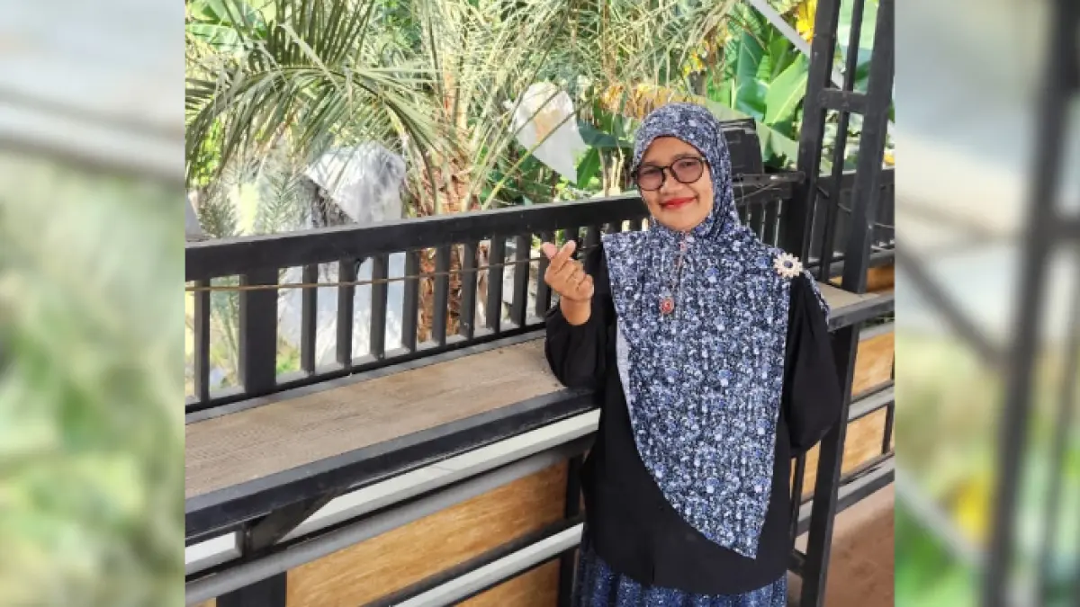Umi Farida dengan latar belakang kebun kurma miliknya di Nganjuk. (Foto: Dok. Umi Farida)