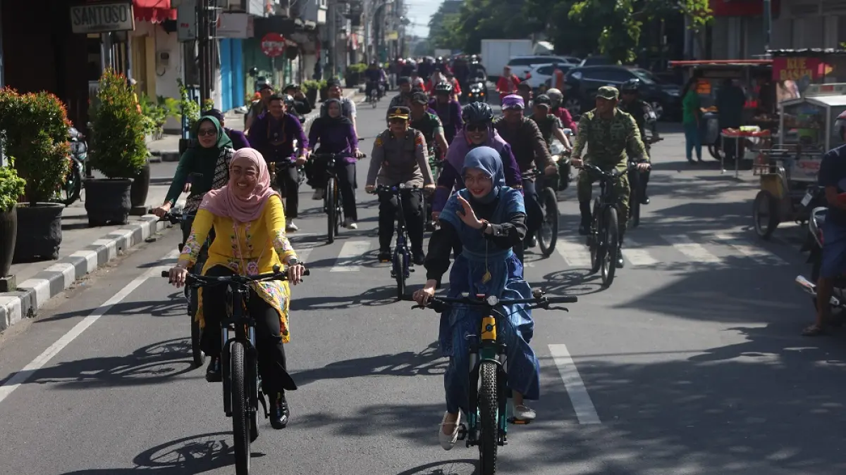 UNTUK LINGKUNGAN: Wali Kota Vinanda Prameswati (kanan) dan Ketua Bhayangkari Kota Kediri Yani Anggi bersepeda keliling Kota Kediri dalam peringatan Hari Kartini dan Hari Bumi Selasa (21/4).