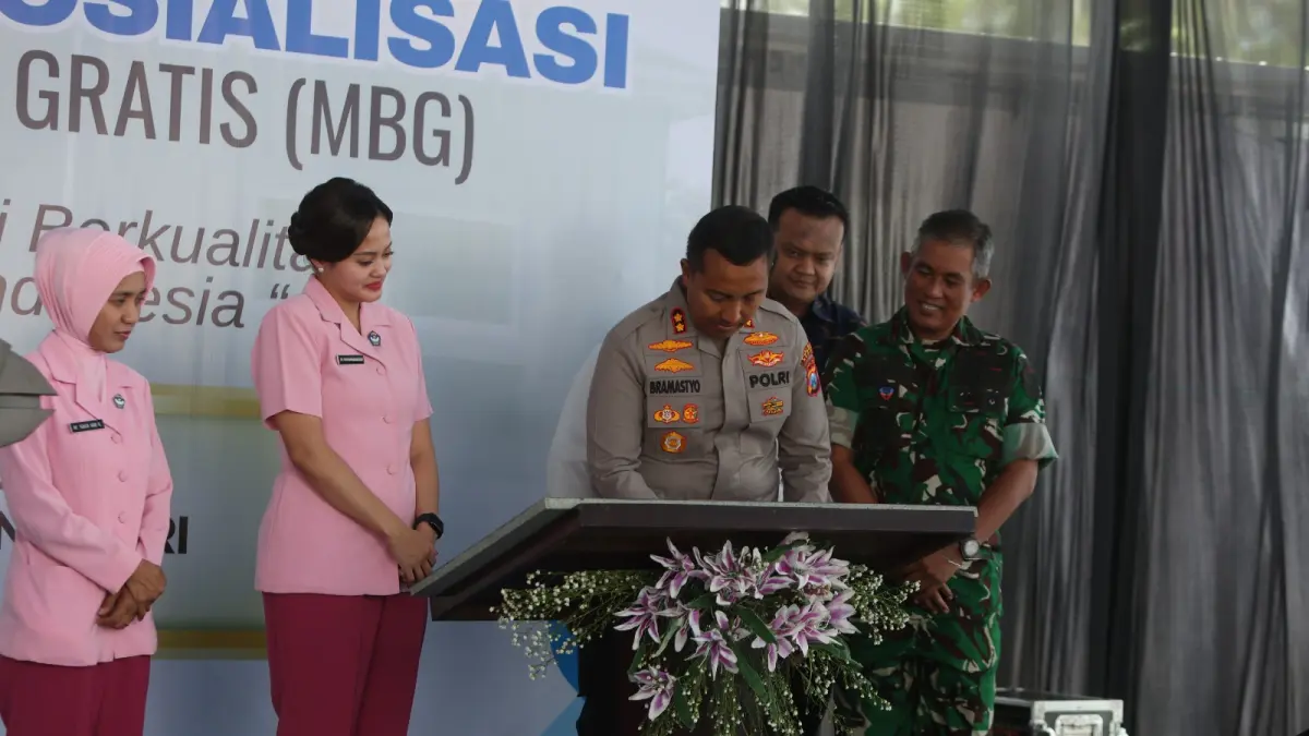 Kapolres Kediri AKBP Bramastyo Priaji bersama istri meresmikan SPPG 3 Polres Kediri Kandat. (WAHYU ADJI/JPRK)