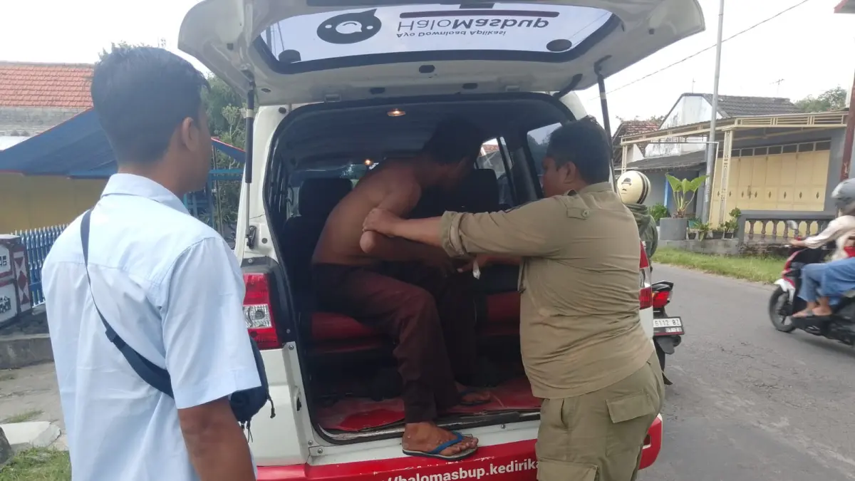 Petugas dan perangkat desa lakukan evakuasi odgj ke rumah sakit jiwa 