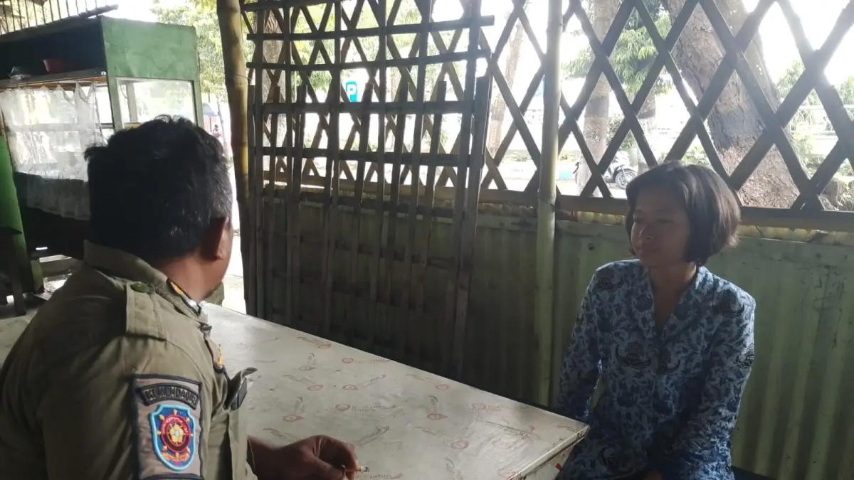 Satpol PP Kabupaten Kediri evakuasi orang linglung di Kecamatan Pare