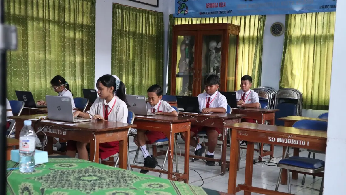 Siswa SDN Mojoroto 3 mengikuti TKA perdana untuk mata pelajaran matematika pada Rabu (22/4). (Foto: Ayu Isma)