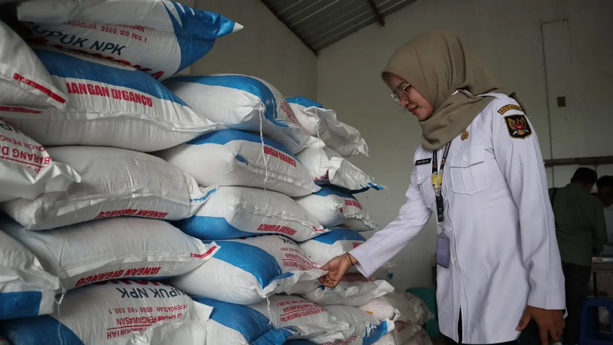 Tim Komisi Pengawasan Pupuk dan Pestisida Kota Kediri saat mengecek ketersediaan pupuk bersubsidi di salah satu kios di Kelurahan Bawang, Pesantren, Rabu (22/4). (Foto: Ayu Isma)