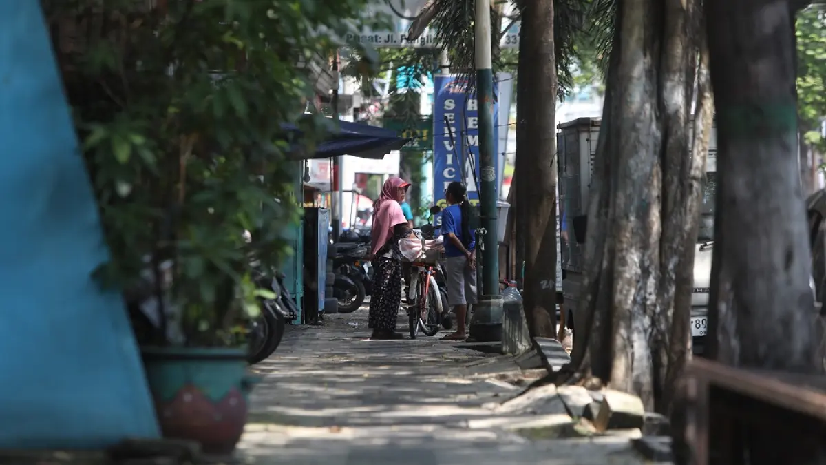 Warga berbincang di pedestrian Jl Panglima Sudirman. Mei 2026 nanti, Pemkot Kediri menargetkan perbaikan saluran dan trotoar sebagian jalan tersebut. (Foto: Wahyu Adji)