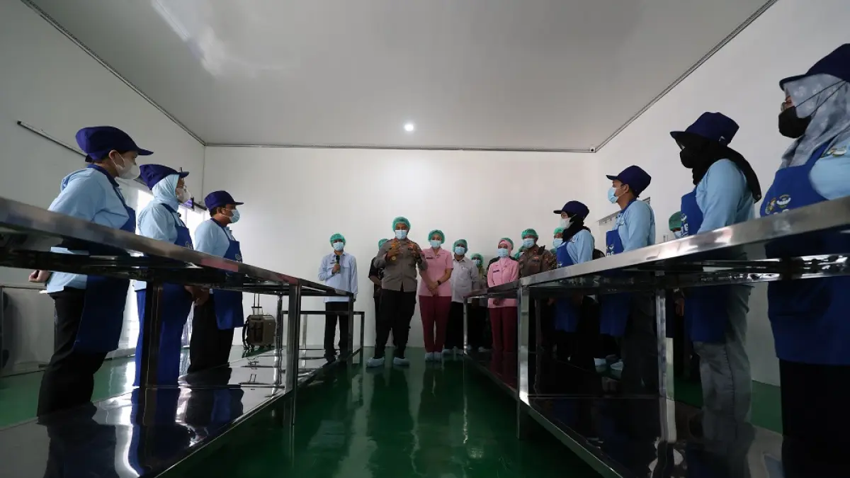 Kapolres Kediri AKBP Bramastyo Priaji meminta agar para pekerja di SPPG 3 Polres Kediri Kandat bekerja sesuai SOP