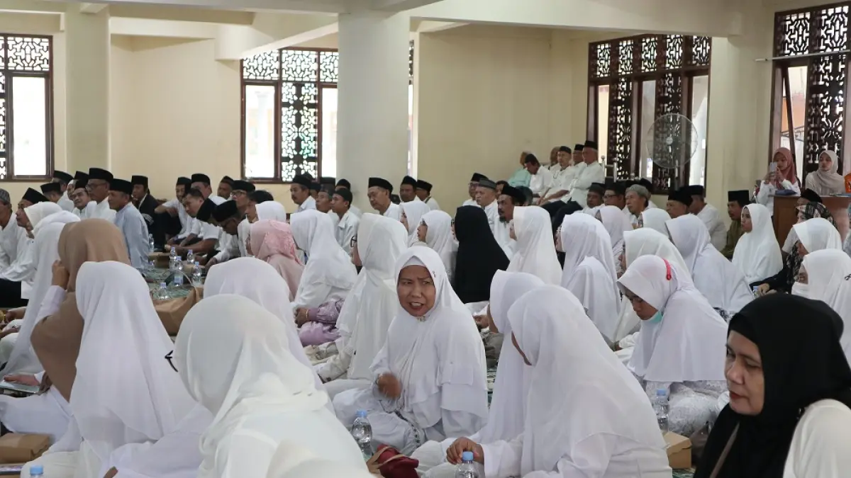 MATANGKAN PERSIAPAN: Ratusan CJH Kota Kediri mengikuti manasik di Masjid Agung pada Februari silam. Tujuh jemaah yang masuk kategori risti nanti akan didampingi oleh petugas. (Foto: Ayu Isma)