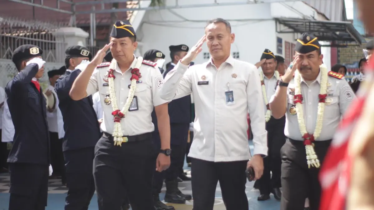 PINDAH TUGAS: Gatot Tri Rahardjo (kanan) resmi menggantikan Solichin (kiri) menjadi Kalapas Kelas II A Kediri.