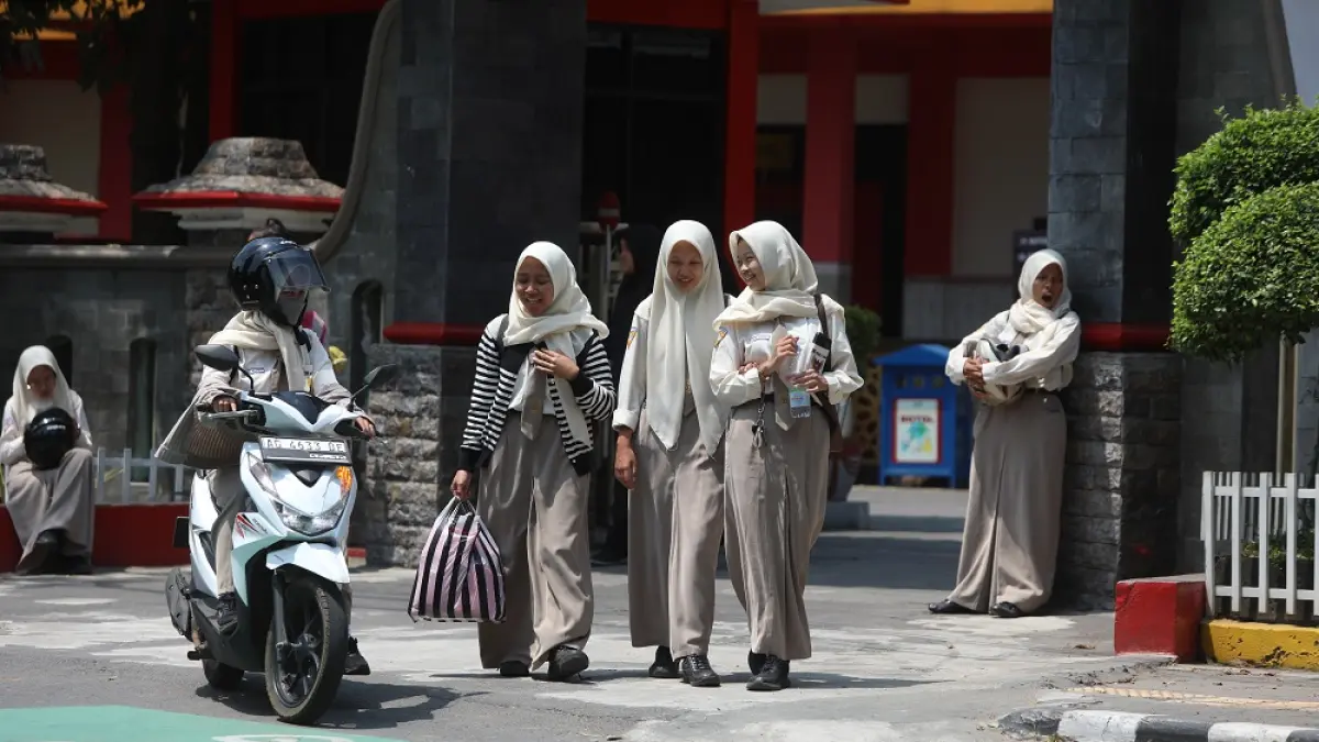 SIAPKAN SPMB: Sejumlah siswa SMKN 2 Kota Kediri bersiap pulang. Tahun ini cabdisdik menyiapkan kuota 1 persen untuk siswa gap year atau lulusan 2025. (Foto: Wahyu Adji)
