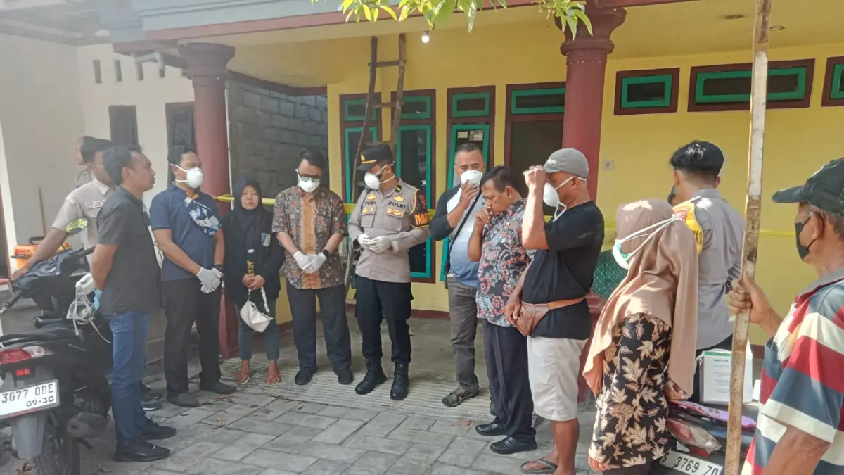 Kapolsek bersama warga usai melakukan evakuasi jenazah yang ditemukan di rumah