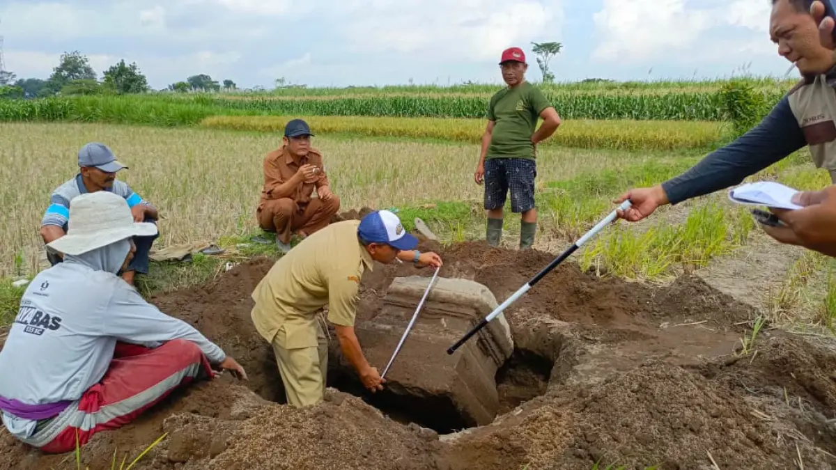 Pemdes bersama Disparbud dan warga sedang lakukan serangkaian pemindahan arca yoni di Duwet, Wates
