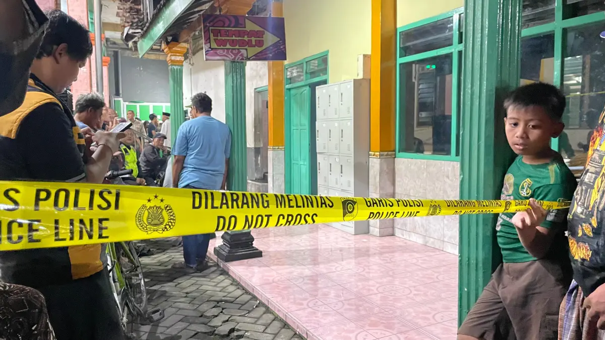 Suasana olah TKP pihak kepolisian di Masjid Burengan Kediri. (HIMALAYA/JPRK)