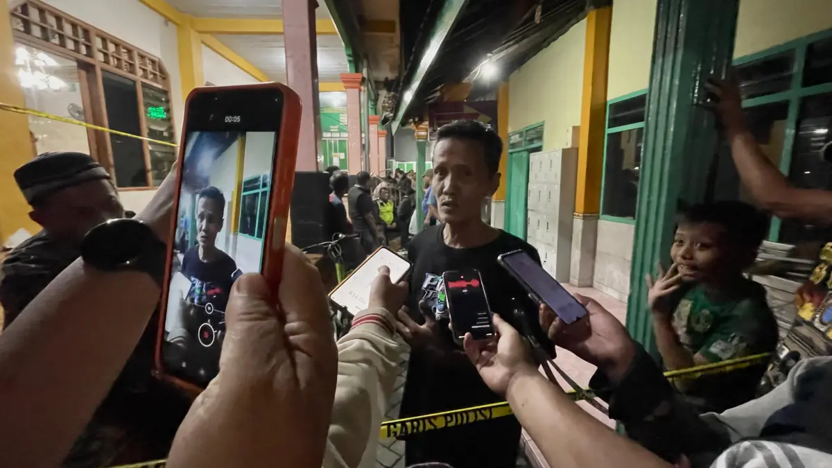 Totok, ketua RT setempat memberikan keterangan kepada wartawan. (HIMALAYA/JPRK)