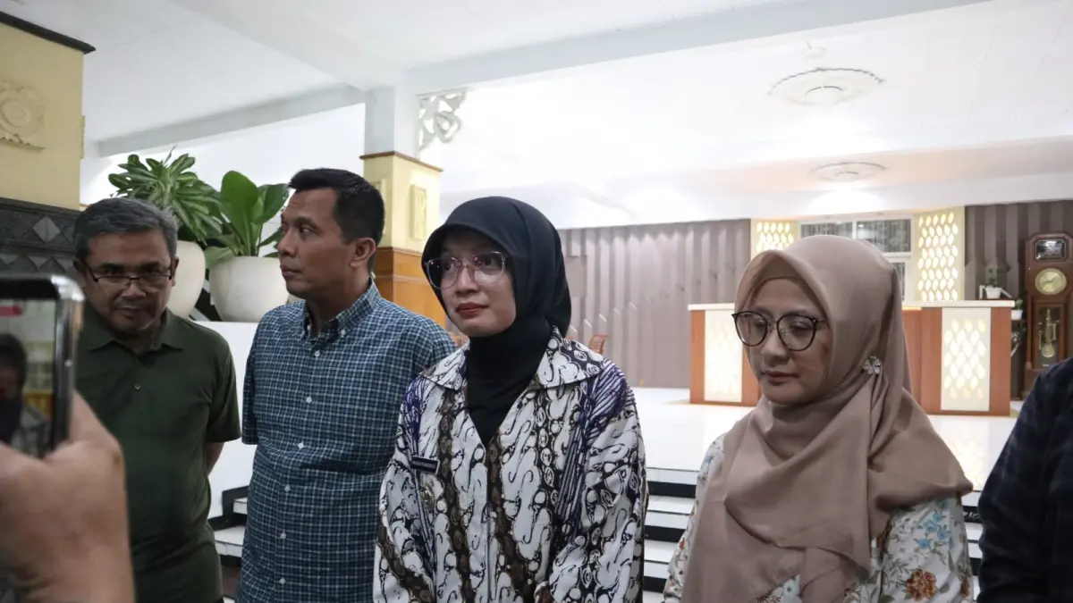 Wali Kota Kediri Vinanda Prameswati saat memberikan keterangan.