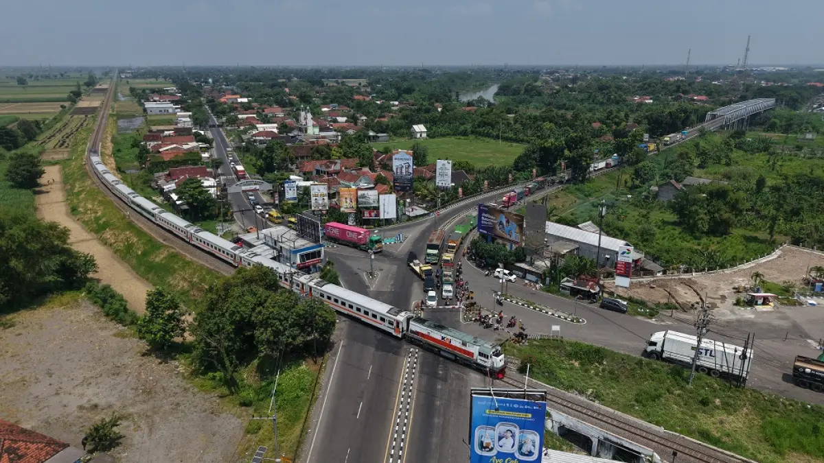 Kondisi persimpangan Mengreng yang padat kendaraan akibat kereta api melintas. Dibangunnya flyover jadi pemecah kemacetan di sana. (Foto Wahyu Adji)