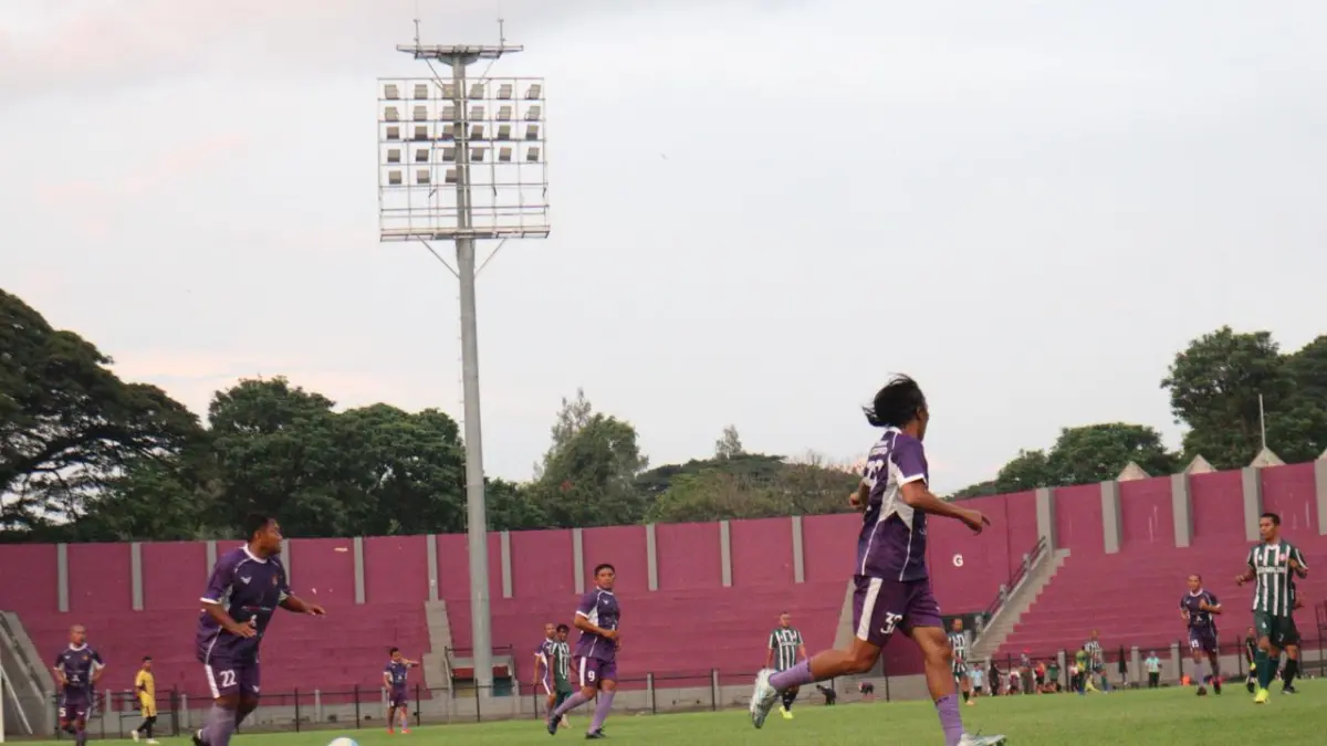 Legenda Persik Kediri kembali hiasi lapangan Stadion Brawijaya. (FOTO: Emilia/JPRK)