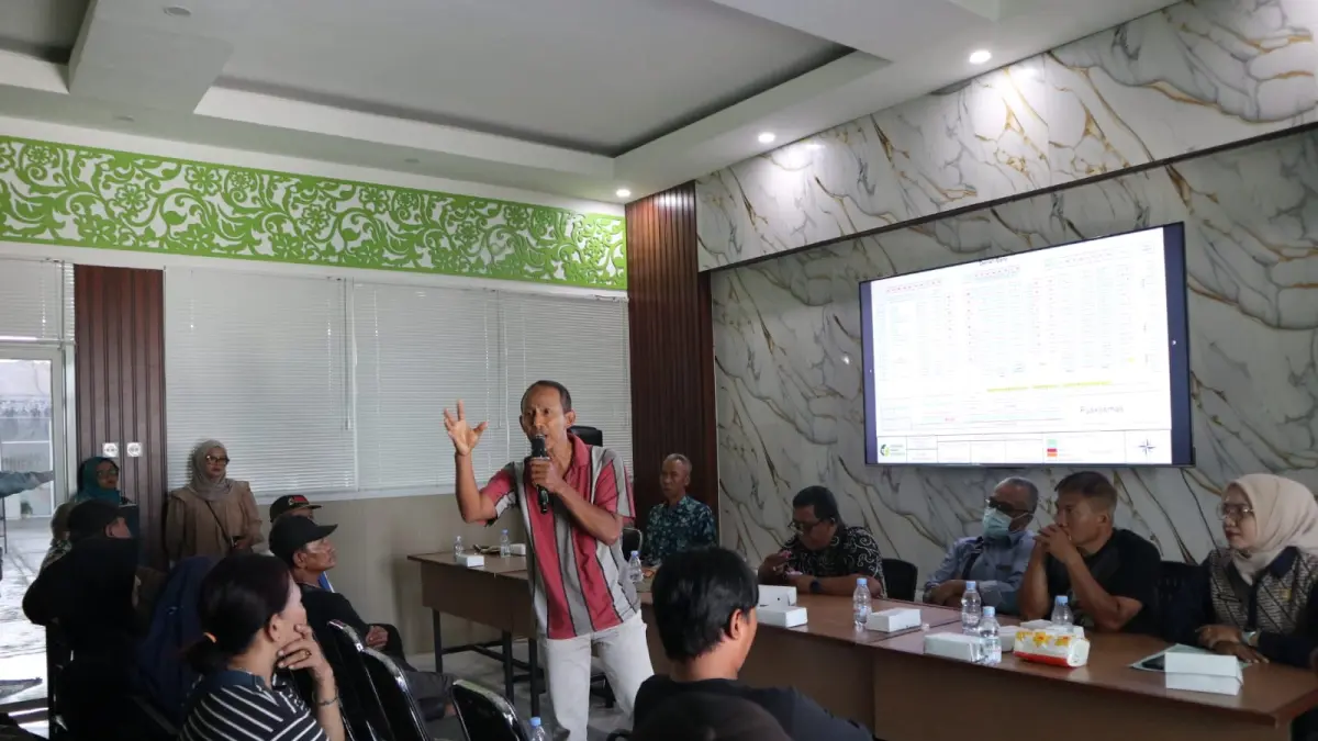  HARUS TEGAS: Perwakilan pedagang Jl Sam Ratulangi menyampaikan pendapatnya dalam sosialisasi penertiban yang digelar disperdagin, Jumat (24/4). (Foto: Ayu Isma)