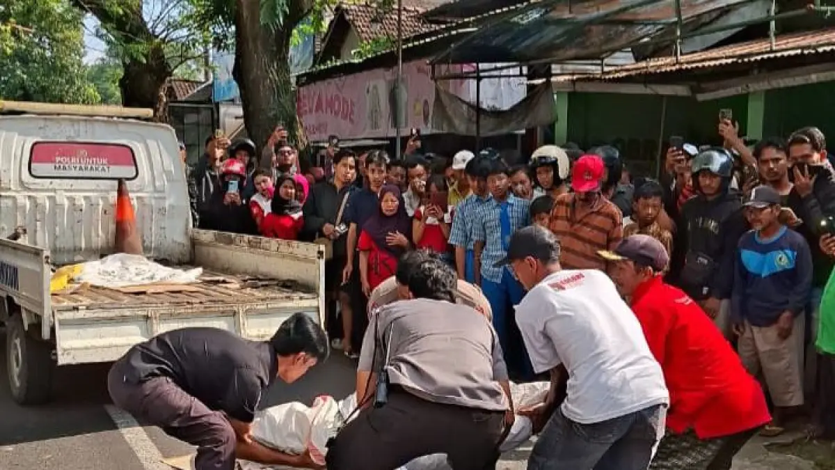 Petugas mengevakuasi jenazah korban. (Satlantas Polresta for JPRK)
