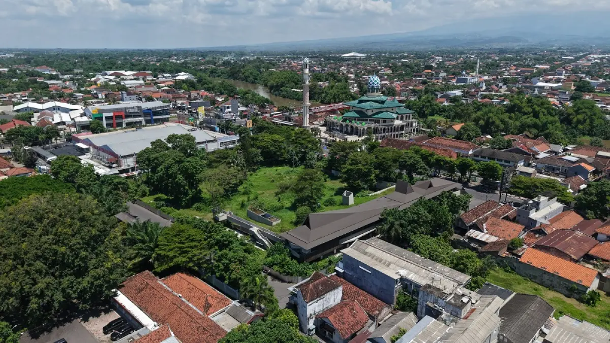 Proyek Alun-Alun Kota Kediri difoto dari udara. DPRD Kota Kediri desak pemerintah bersikap tegas segera menyelesaikan pembangunan demi kepentingan publik. (Foto: Wahyu Adji)