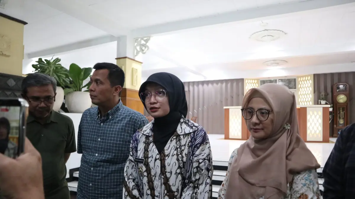 Wali Kota Kediri Vinanda Prameswati saat menyampaikan keterangan kepada awak media. (Foto: Ayu Isma)