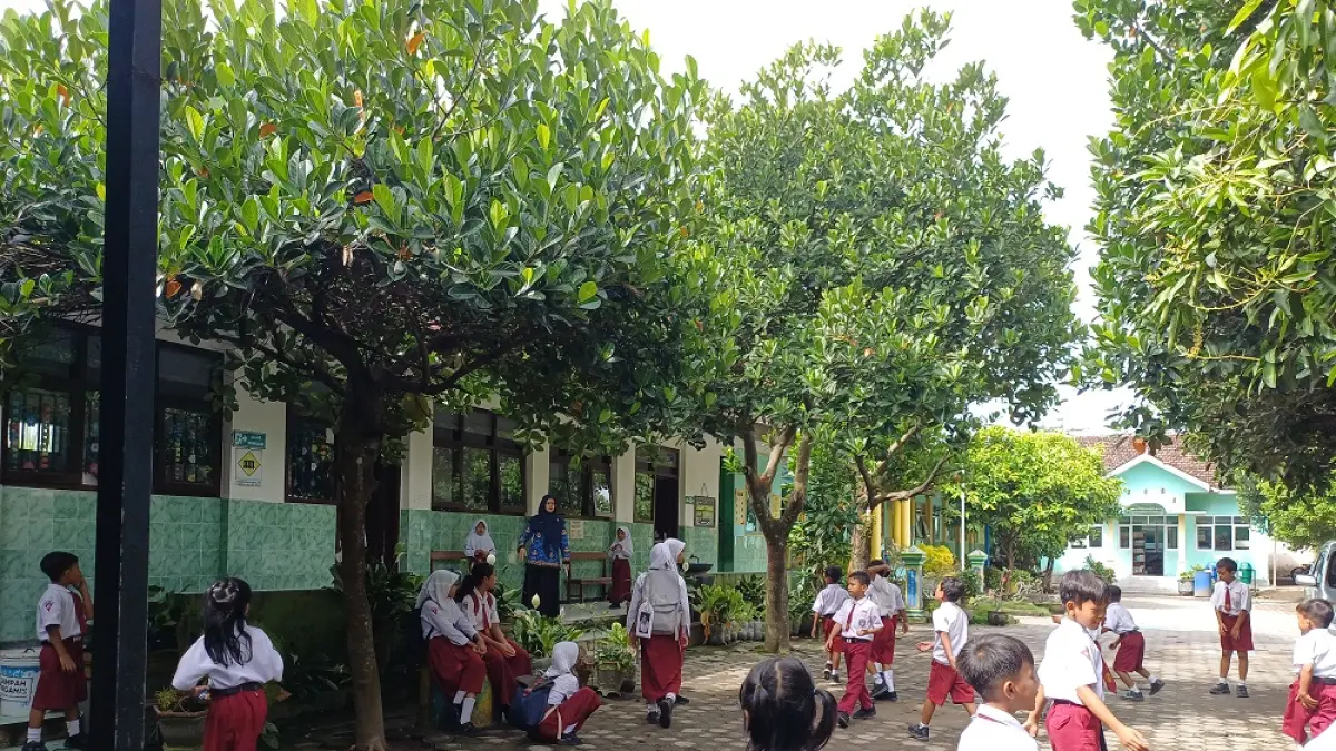 Aktivitas siswa SDN Ketami 2 kembali normal pada Senin (27/4) usai kasus keracunan MBG terjadi pada Rabu (22/4) lalu. (Foto: Ayu Isma)